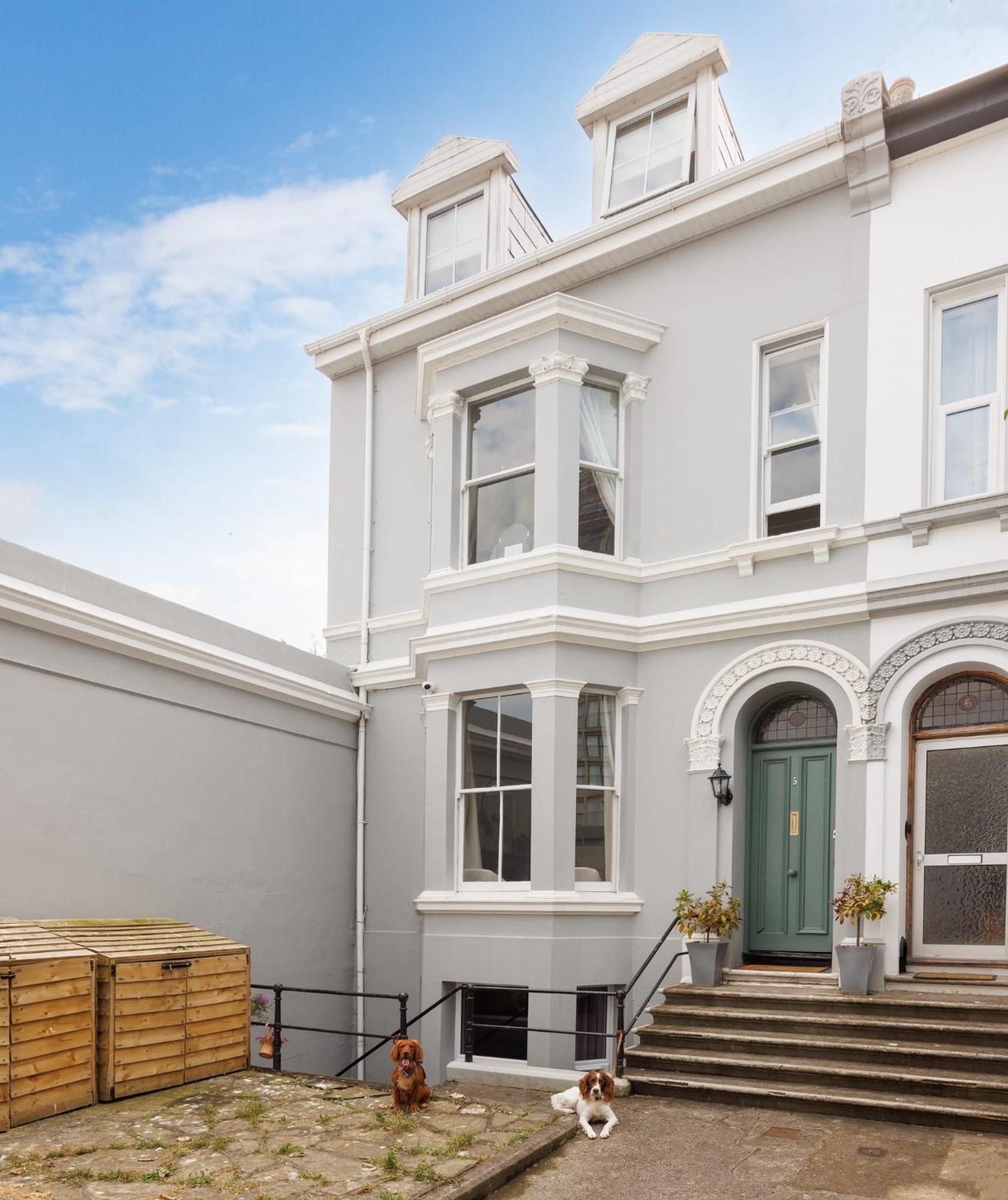 New Luxury For 2024 - Central Plymouth House - Sleeps 10 - Access To Plymouth Town - Close To The Barbican - Pets Welcome - Parking Available - By Luxe Living By Sophia Екстериор снимка