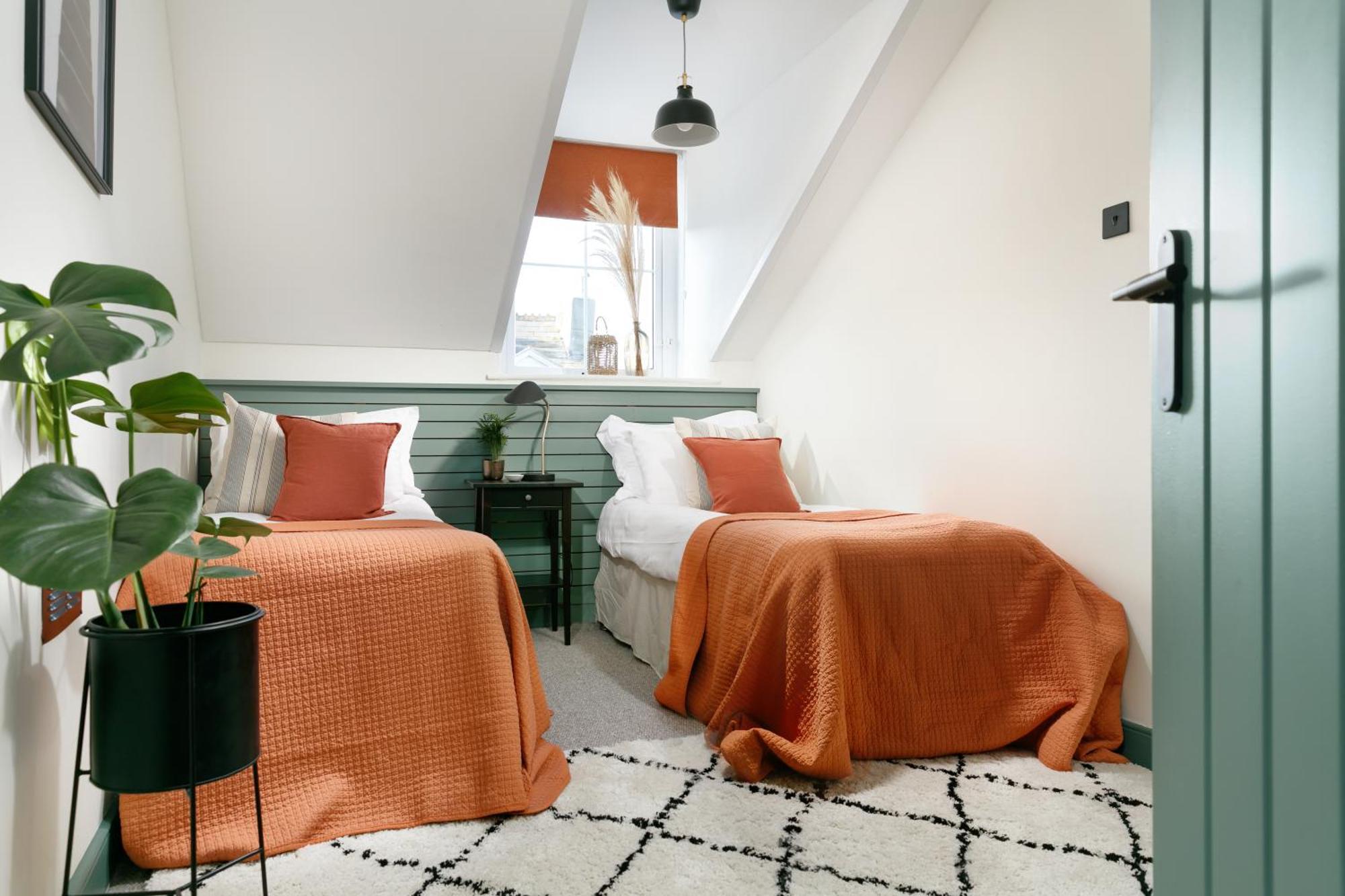 New Luxury For 2024 - Central Plymouth House - Sleeps 10 - Access To Plymouth Town - Close To The Barbican - Pets Welcome - Parking Available - By Luxe Living By Sophia Екстериор снимка