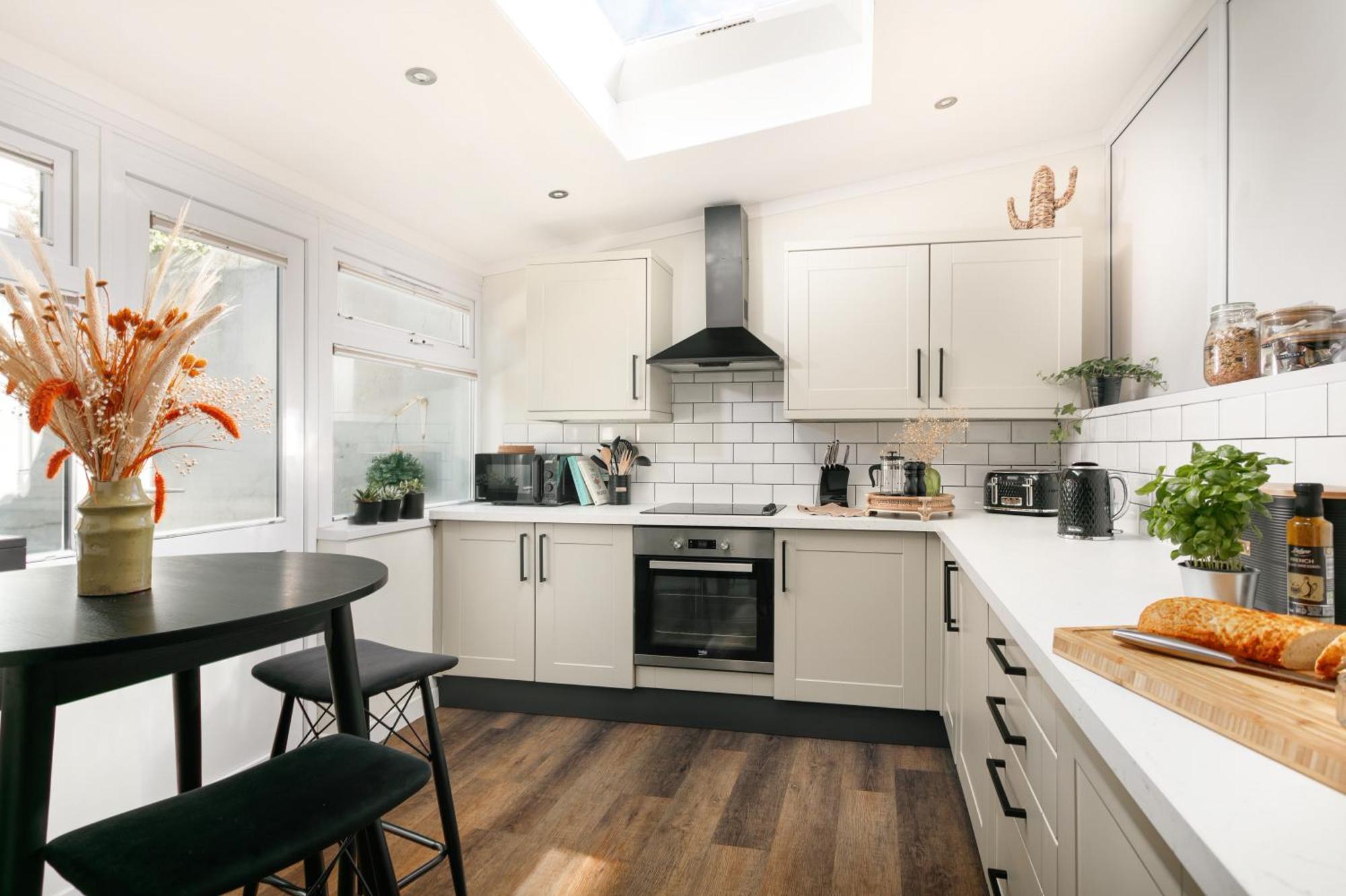 New Luxury For 2024 - Central Plymouth House - Sleeps 10 - Access To Plymouth Town - Close To The Barbican - Pets Welcome - Parking Available - By Luxe Living By Sophia Екстериор снимка